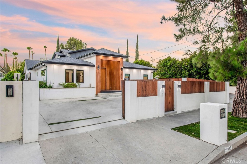 22828 Collins St, Woodland Hills, CA 91367