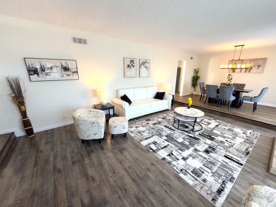 176 W Gainsborough Rd, Thousand Oaks, CA 91360